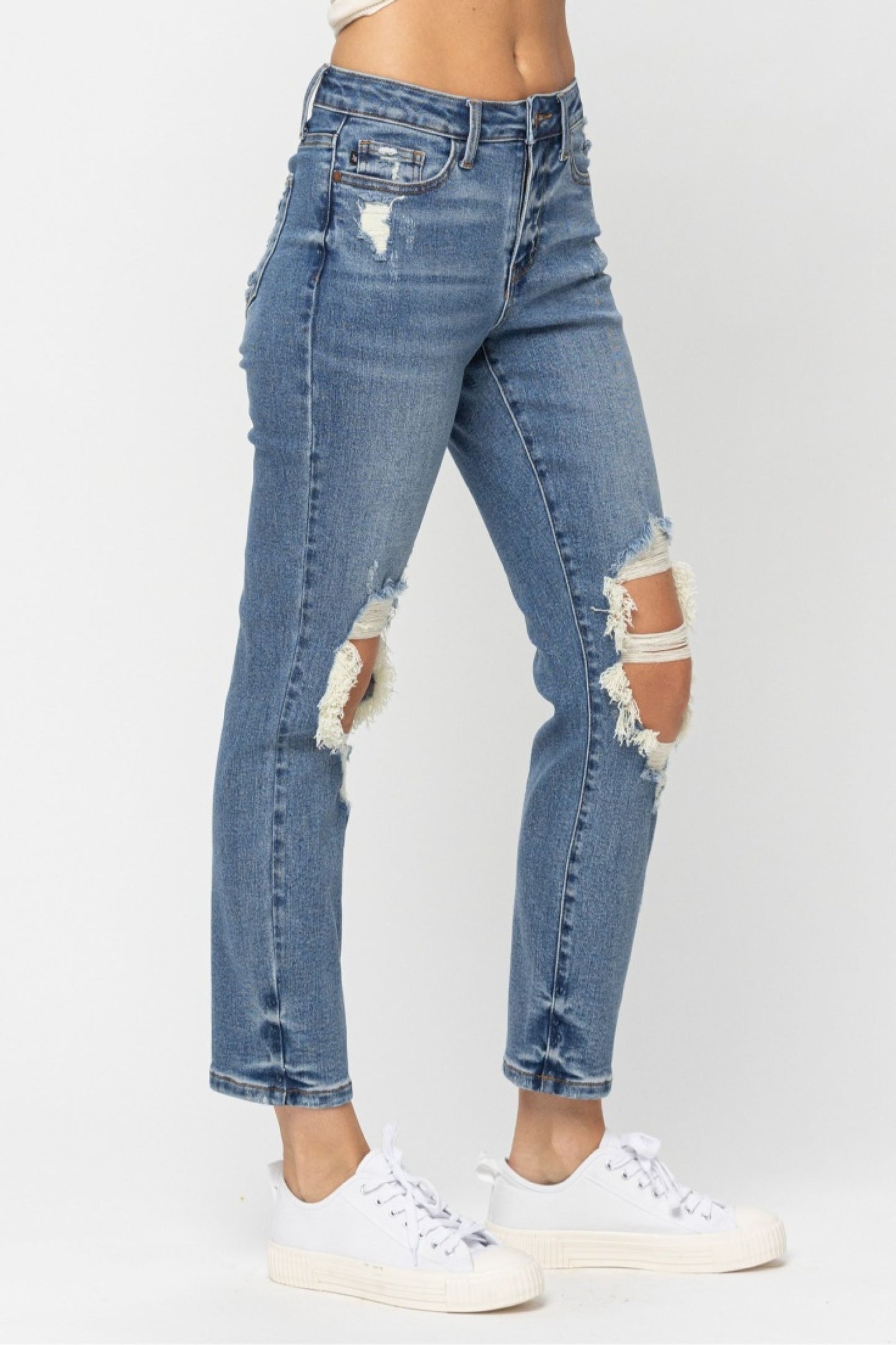 High waist destroyed boyfriend fit