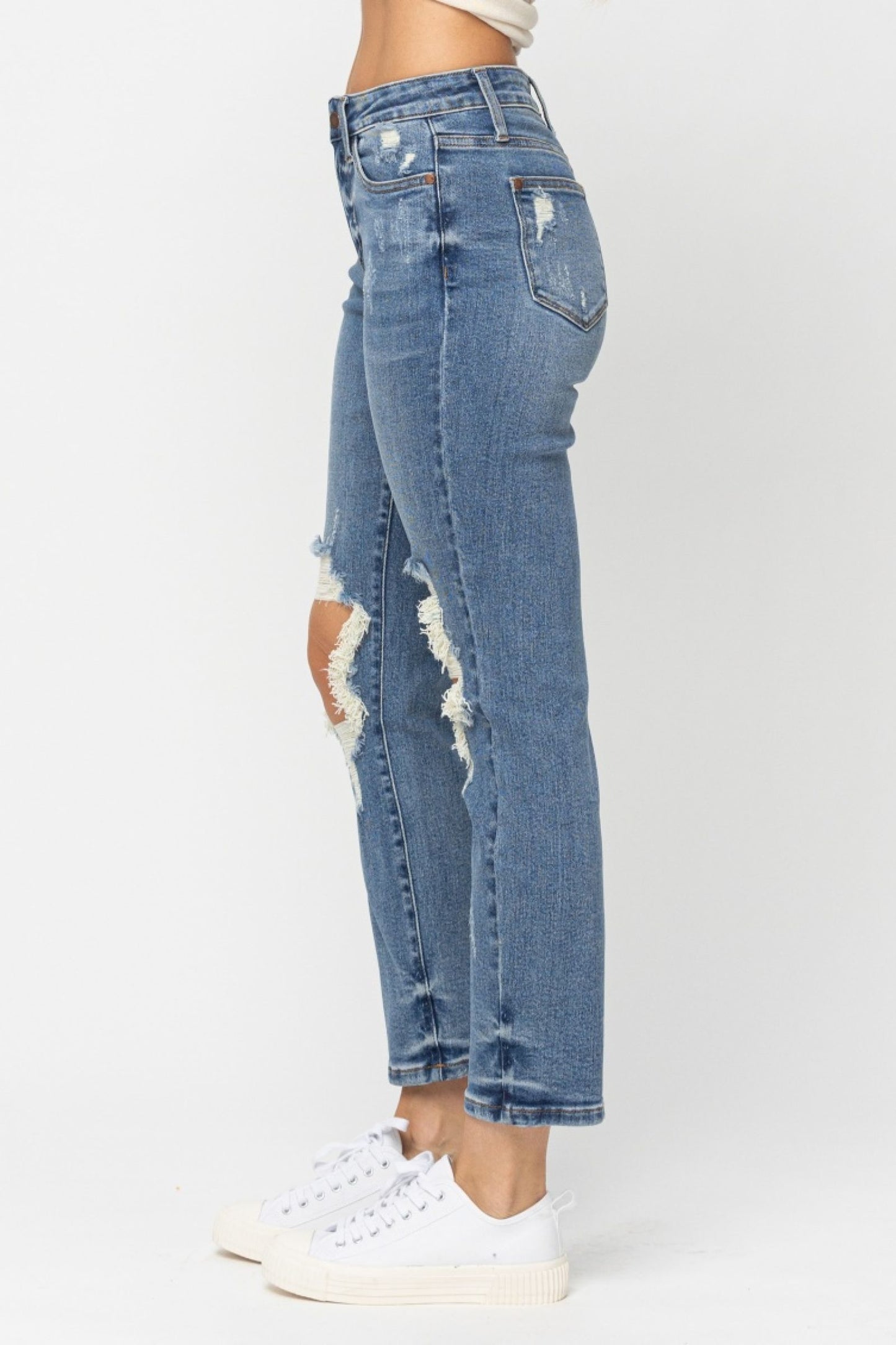 High waist destroyed boyfriend fit