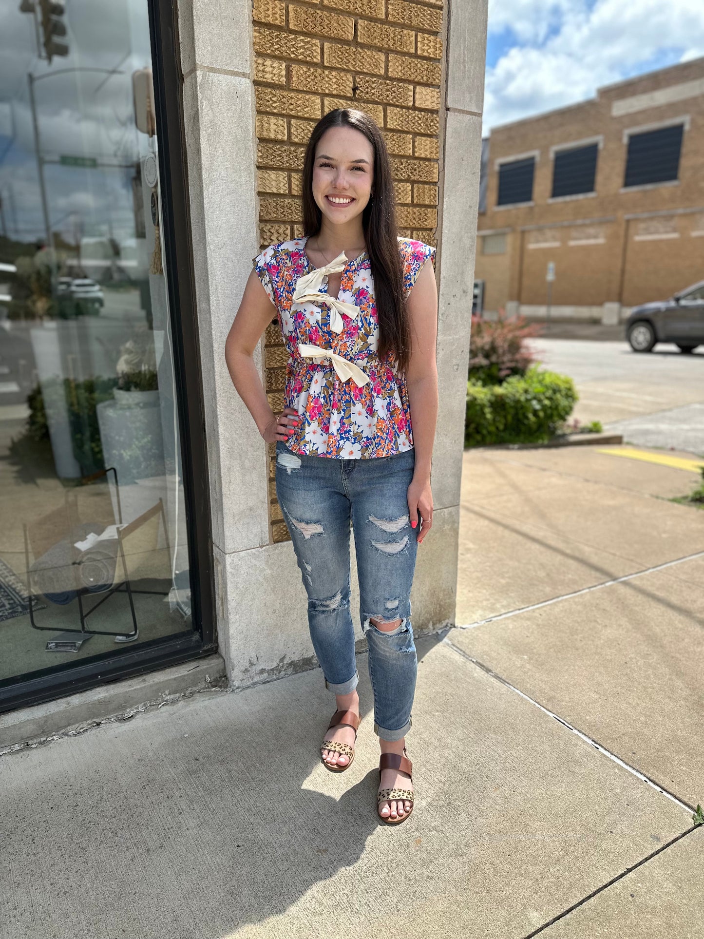 Green floral print bow applique slit sleeveless peplum blouse