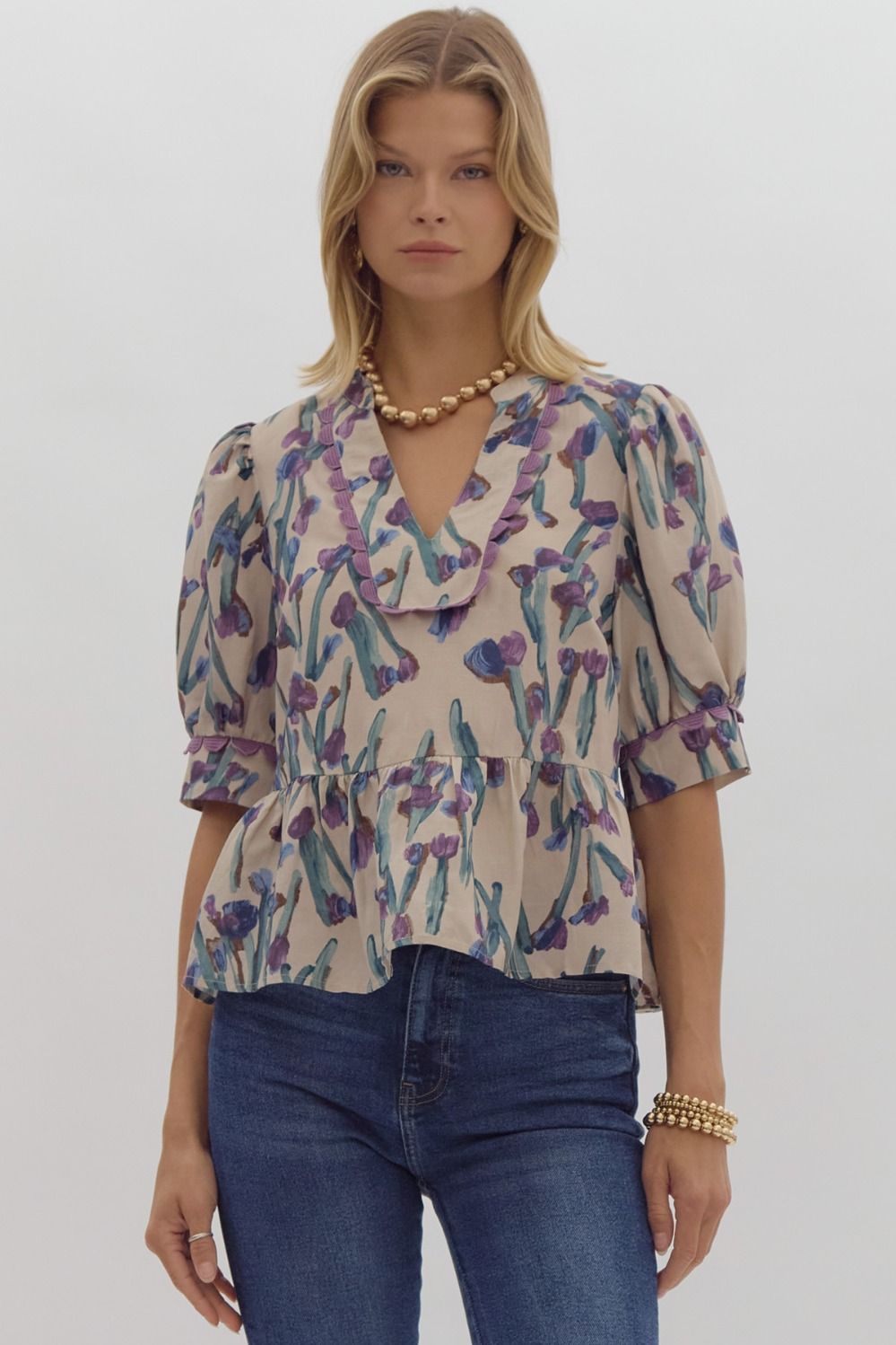 Printed short sleeve v neck crop top w/ solid contrast scalloped trim detail