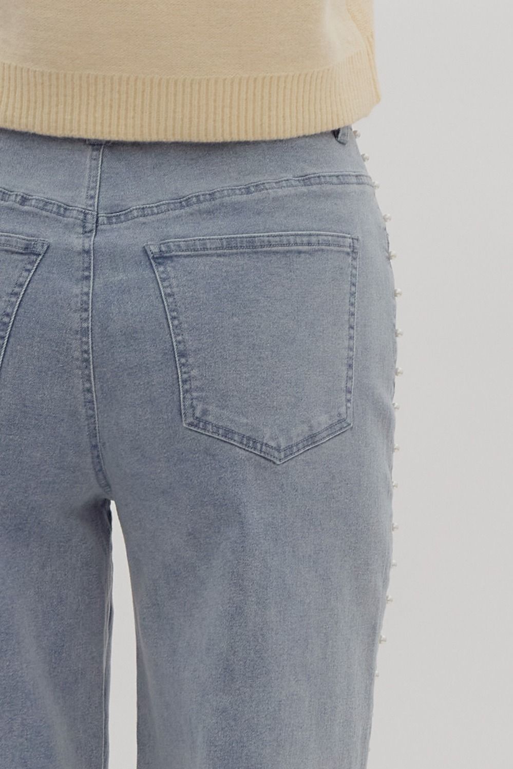 High waisted denim wide leg pants w/ pearl details @ side. Pockets @ front & back. Zipper.