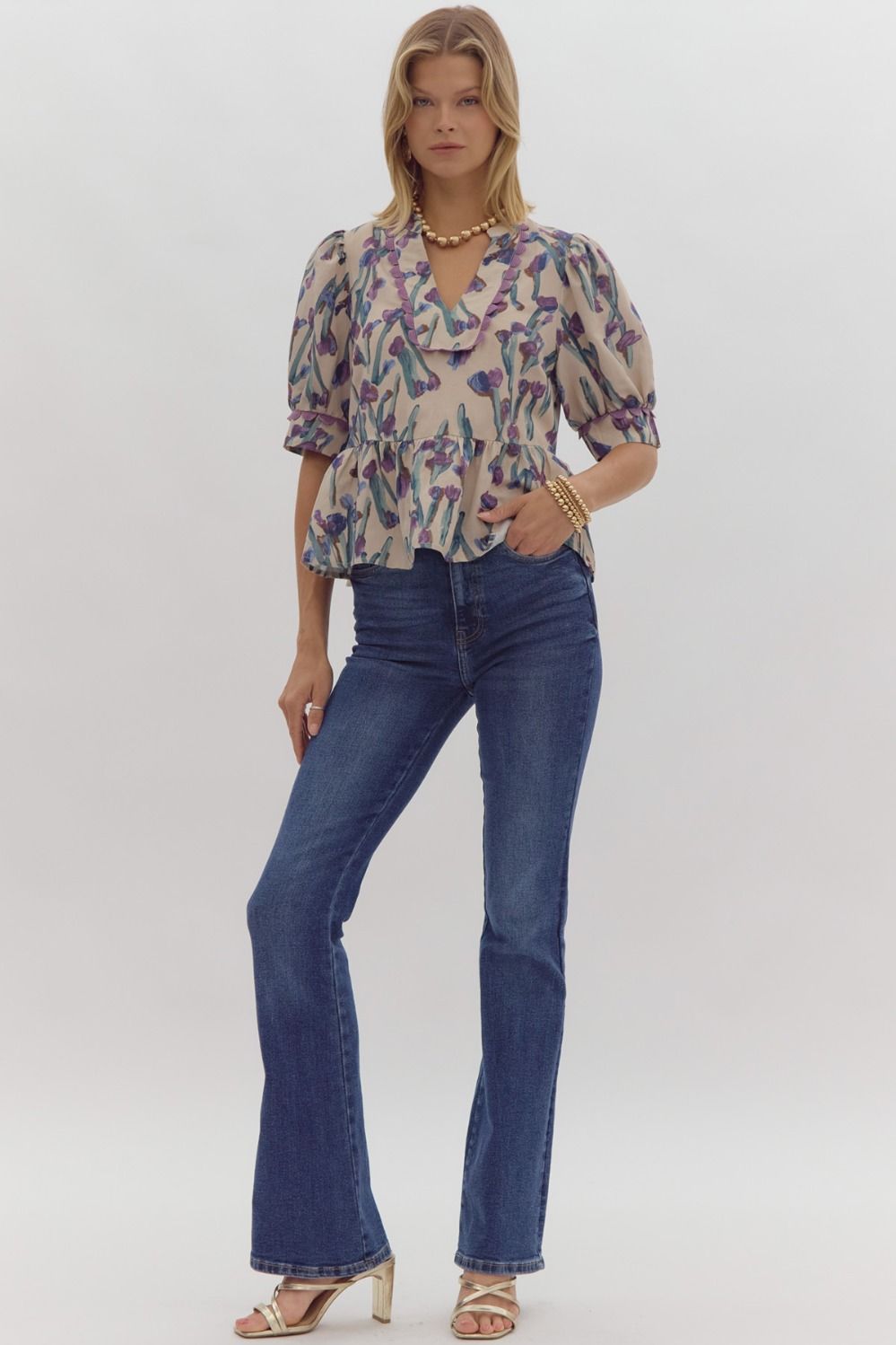Printed short sleeve v neck crop top w/ solid contrast scalloped trim detail