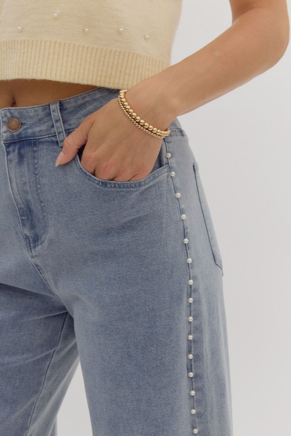 High waisted denim wide leg pants w/ pearl details @ side. Pockets @ front & back. Zipper.