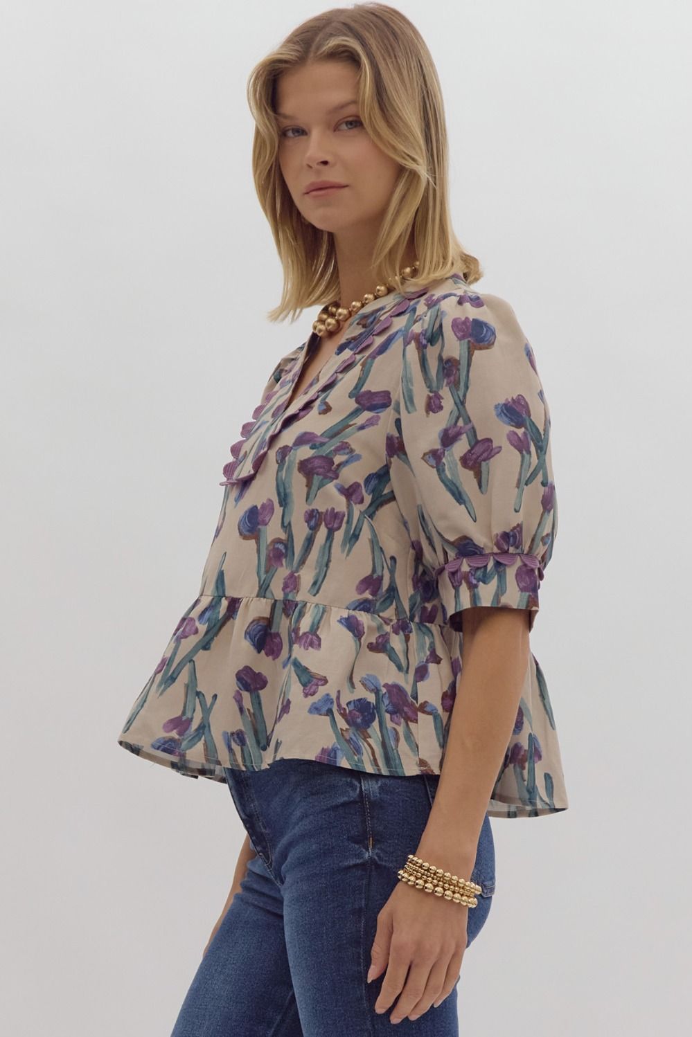 Printed short sleeve v neck crop top w/ solid contrast scalloped trim detail