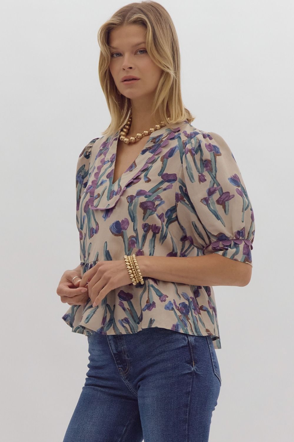 Printed short sleeve v neck crop top w/ solid contrast scalloped trim detail