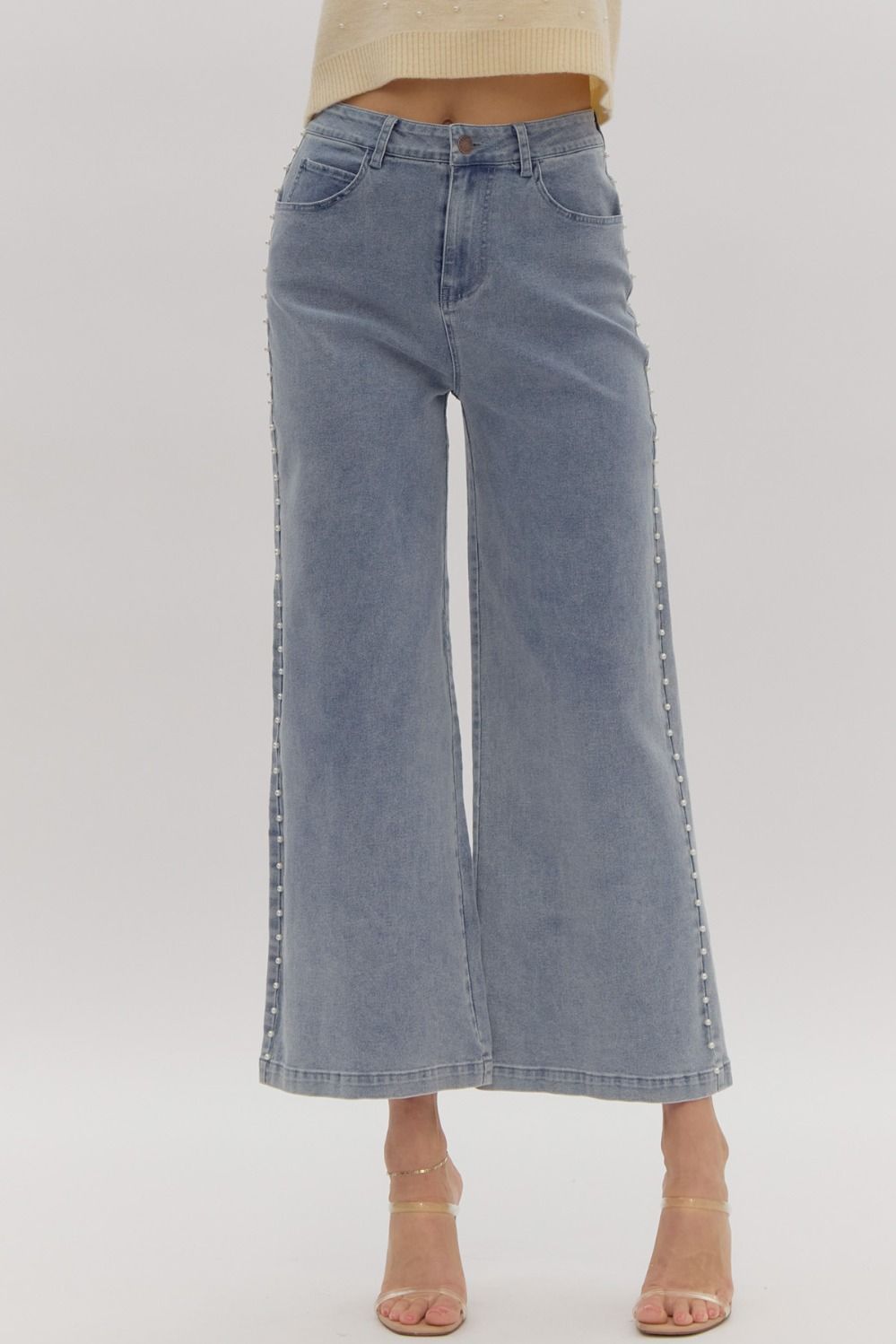 High waisted denim wide leg pants w/ pearl details @ side. Pockets @ front & back. Zipper.