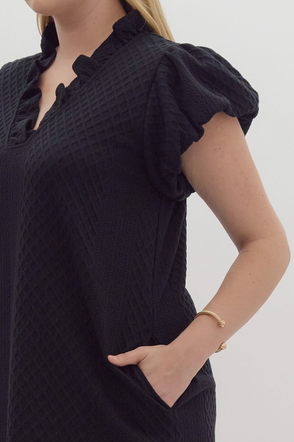 Plus Textured short sleeve v neck mini dress w/ bubble sleeves pockets