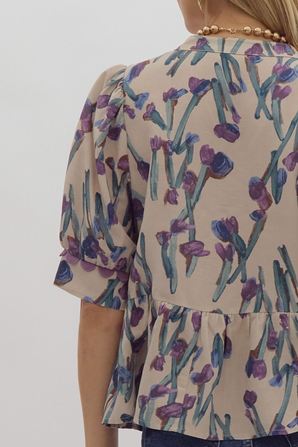 Printed short sleeve v neck crop top w/ solid contrast scalloped trim detail