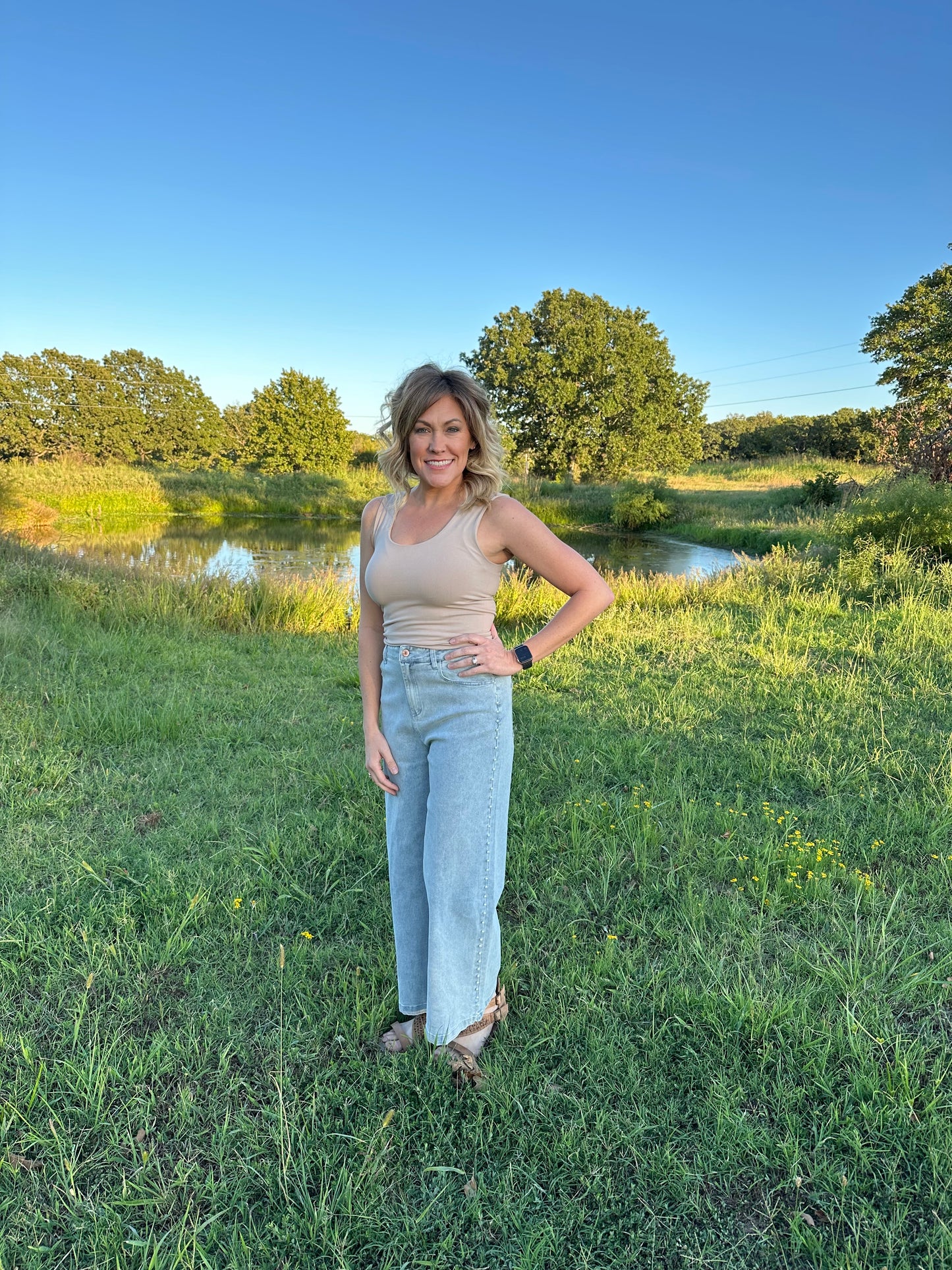 High waisted denim wide leg pants w/ pearl details @ side. Pockets @ front & back. Zipper.