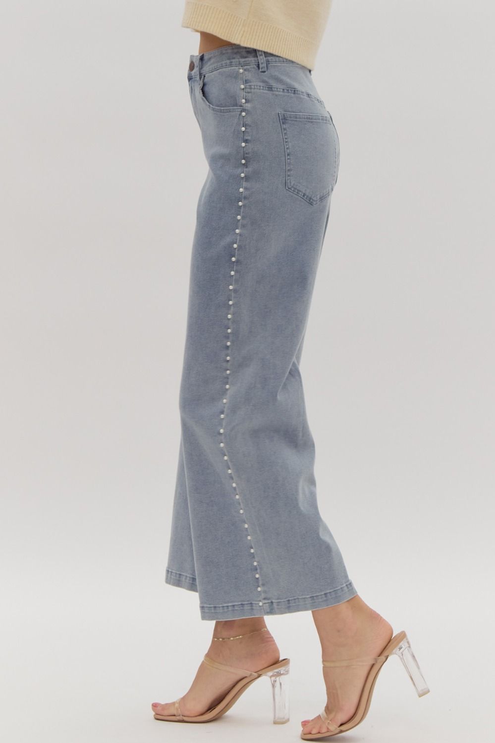 High waisted denim wide leg pants w/ pearl details @ side. Pockets @ front & back. Zipper.