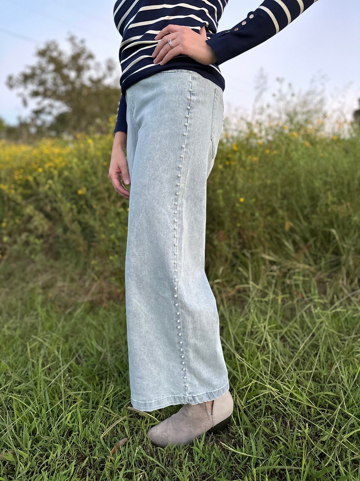High waisted denim wide leg pants w/ pearl details @ side. Pockets @ front & back. Zipper.