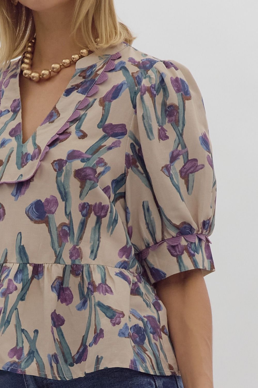Printed short sleeve v neck crop top w/ solid contrast scalloped trim detail